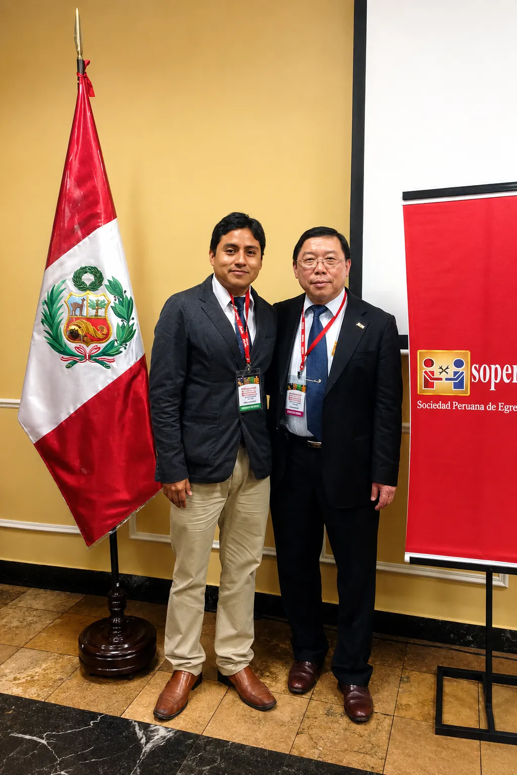 Dr. Manuel Escobar junto a Eric Min-yang Wang